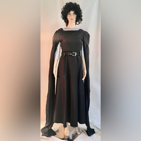 Game of Thrones-subshirt & black over-dress with exaggerated long, split sleeves - Picture 12 of 12